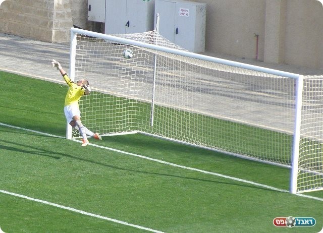 פצצה לחיבורים. השער של זידאן (צילום: אמיר שיבי)