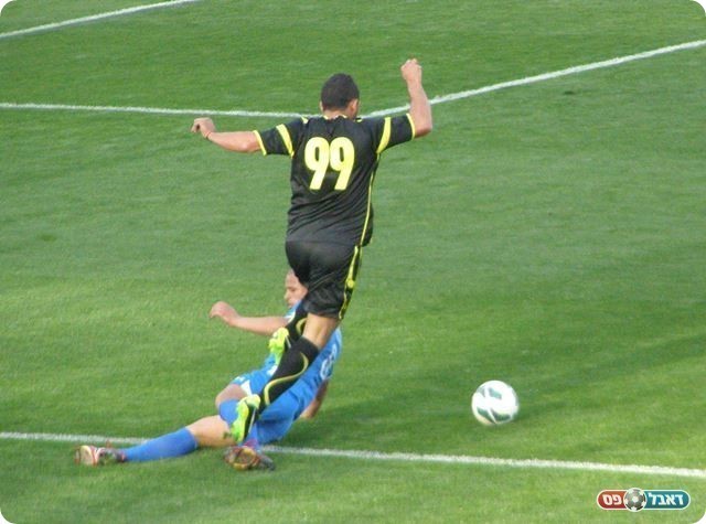 צמד חשוב. טרביה חולף על דיאב (צילום: אמיר שיבי)