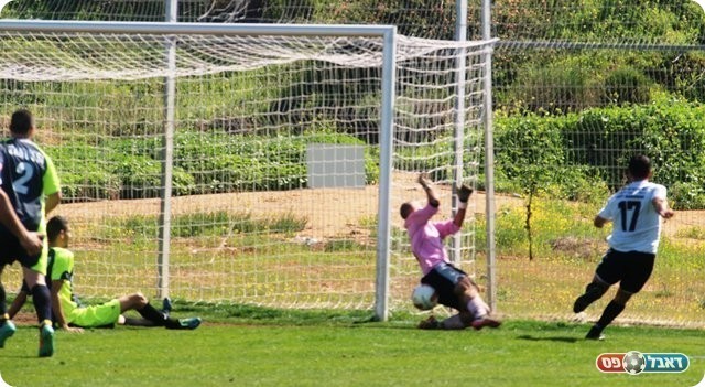 כמעט השלישי. מיארה נבלם.