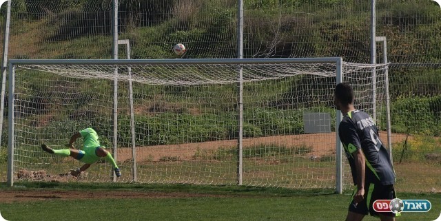 המצב הכי טוב של המארחים. טויל הודף לקרן.