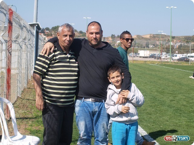 ומתחבק עם יו"ר טירת שלום, אליהו כוכבי בסיום. 