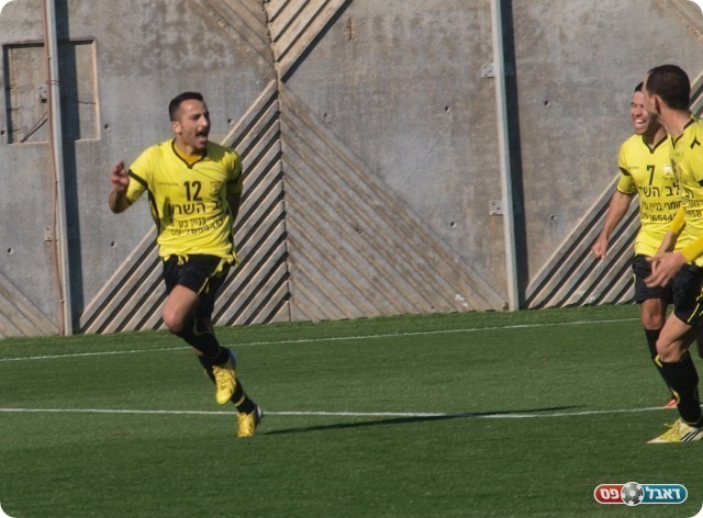 קיבל מתנה. פיני מתנה חוגג את השער.