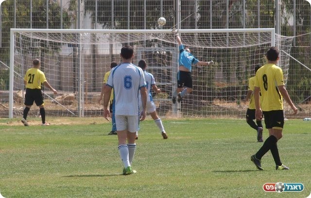 והכדור ניתז מהמשקוף. 