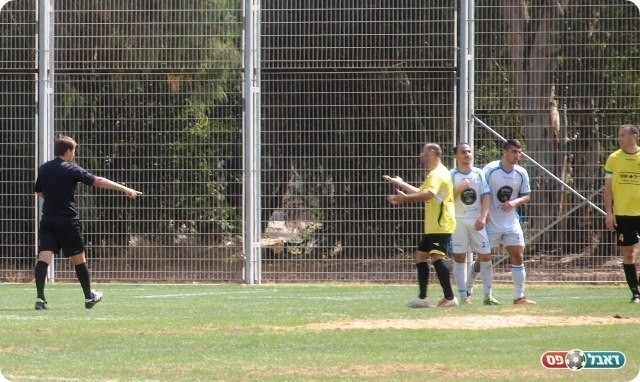 גלקוב מצביע על הנקודה הלבנה. 