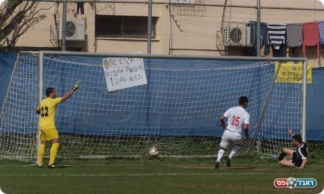 ועקנין כובש. תירם (מספר 25) לא מגיע בזמן. 