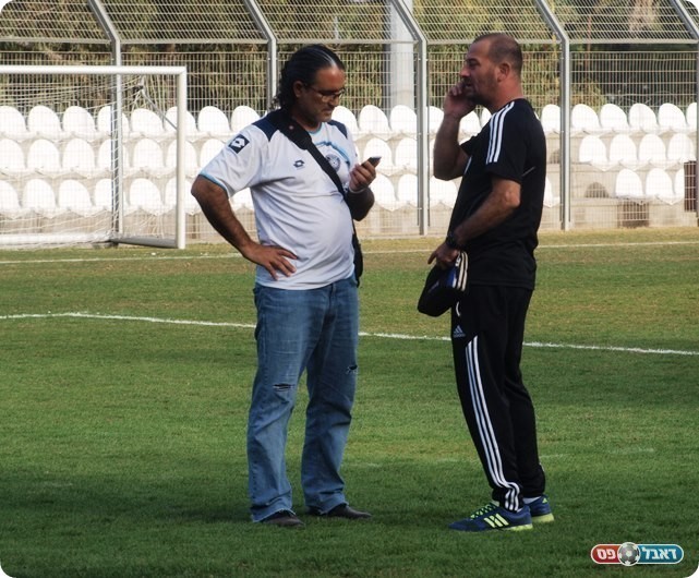 בסופו של דבר הגיעו. אבו (משמאל) עם המאמן אטלי לאחר המשחק. 