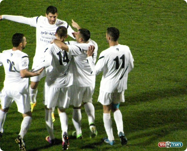 שער מוקדם. שחקני עראבה חוגגים (צילום: אמיר שיבי)