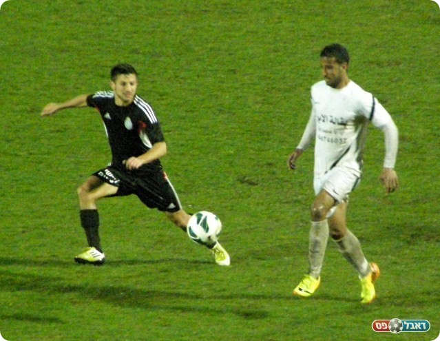 לא הצליחו לסכן את השער. אלהואשלה ושרון דוידוב (צילום: אמיר שיבי)