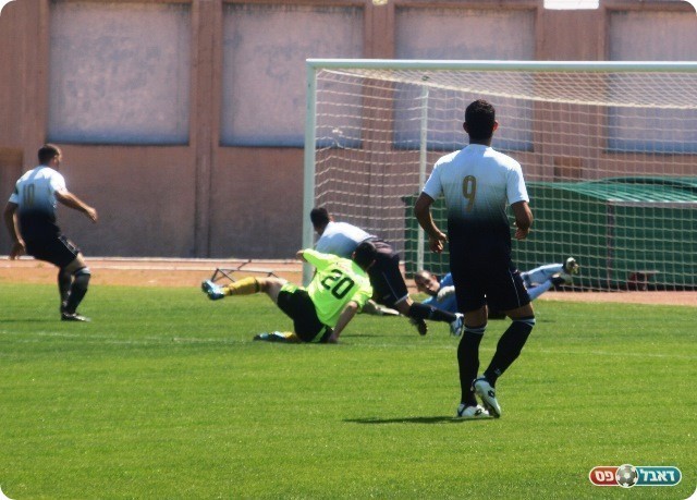 ניסיון ראשון. בן אלוני נבלם. 