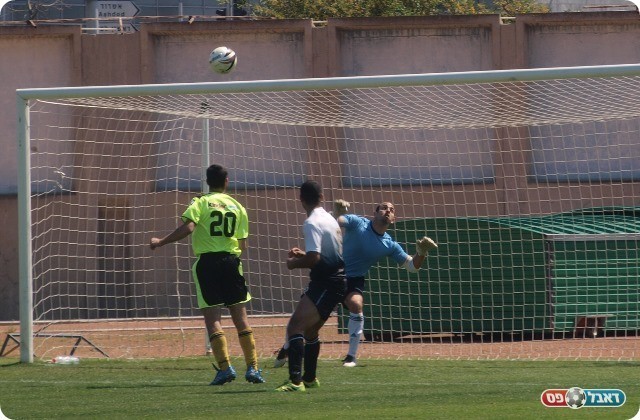 כמעט השני. הכדור של אשכנזי בדרך החוצה. 