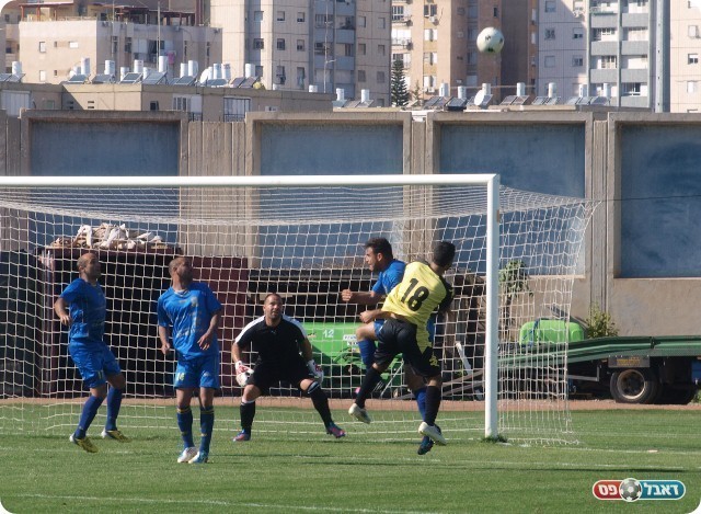 וזדה נוגח החוצה. 