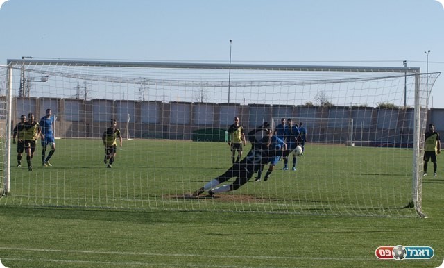 לא נותן לך. כהן הודף את הכדור של עוזרי. 