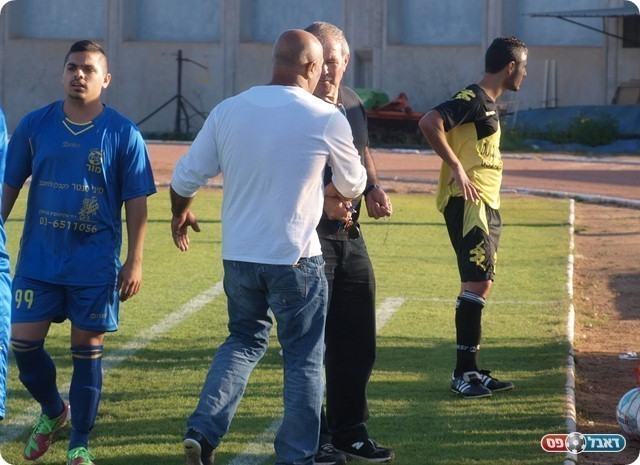 נפרדו כידידים. מסעוד (בלבן) וגיני בסיום. 