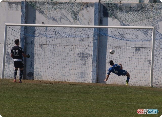 ומסיקה רק בועט פנימה. 