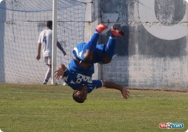 וחוגג בסגנון חיים רביבו. (660)