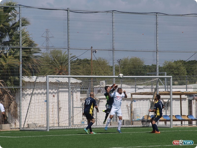 מגול כובש את הראשון. שניים כאלה היו לו במשחק (אלון יהודיוף)