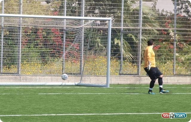 הספתח. אללי רואה את הכדור של מזרחי ברשת. 