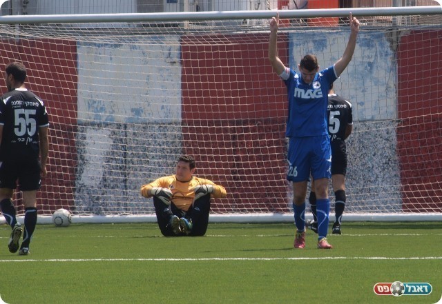 וחוגג שער ראשון העונה. 