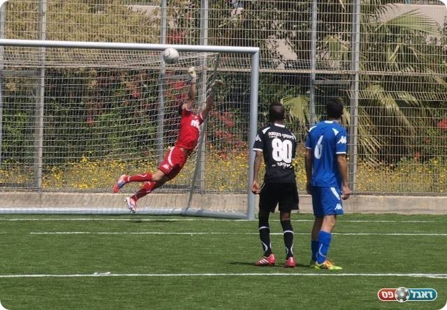 רמת ישראל לחצה. ילון לוקח את הכדור של שהרבני. 