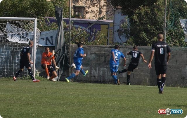 הכי קרוב לשער באזור.סולומון בועט. 