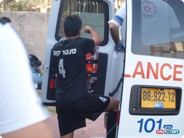 ונכנס לאמבולנס. 