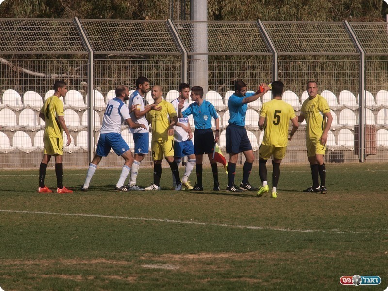 סורמלו 0מימין9 רואה את האדום. במחצית הוא התנצל בפני השופטים (אלון יהודיוף)