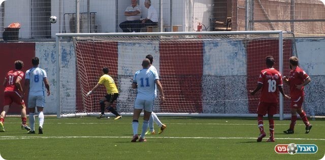 הכי קרוב לשער של המקומיים. הכדור של טולמסוב נהדף מהמשקוף.