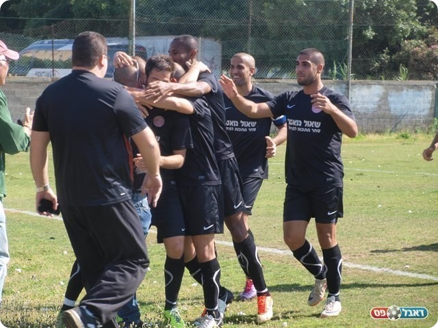 וכולם מחבקים את מאור. 