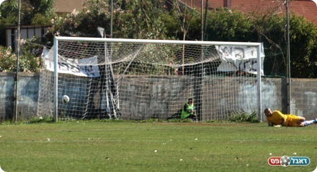 נס ציונה פתחה חזק. הכדור של חזיזה חומק החוצה. 