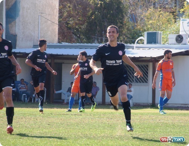 בן סולומון חוגג את השער. 