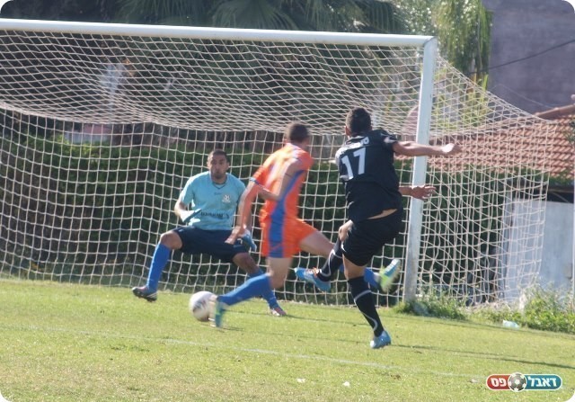 כמעט הרביעי. זיו בועט. 