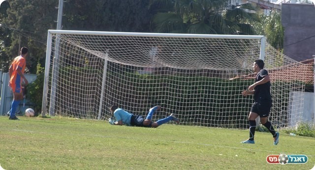 אך הכדור בחוץ. 