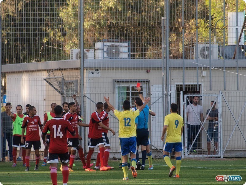 עופר סהר (מוסתר) רואה את הכרטיס האדום (אלון יהודיוף)