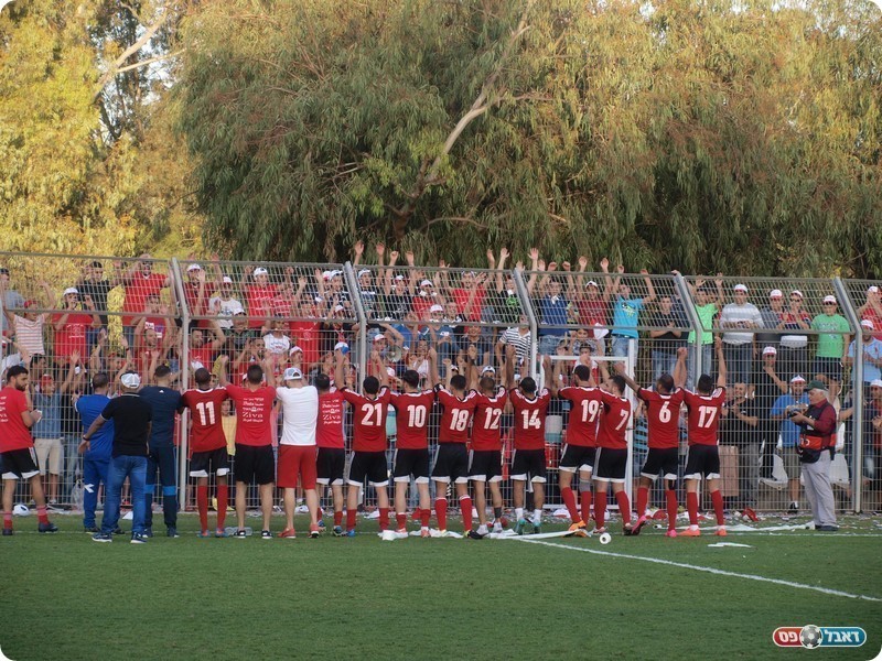 שחקני טירה מודים לקהל. יעלו לליגה א' דרך הפליאוף? (אלון יהודיוף)
