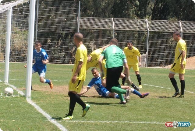 הספתח. רוזנפלד כובש. 