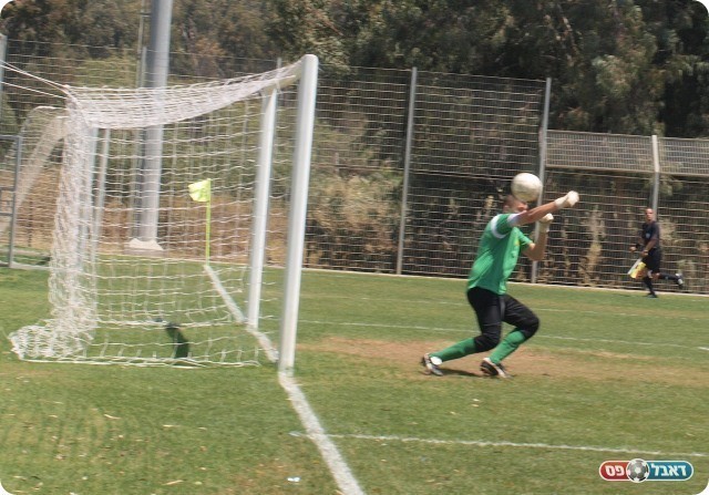 סגר עניין. הכדור של קלטקצי בדרך לרשת. 