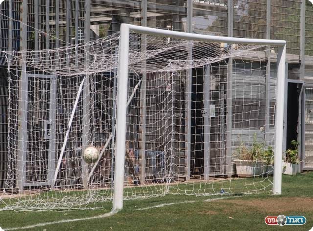 לא מוותרת. הכדור של חאג' יחיא ברשת. 