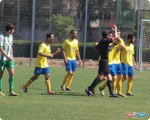 מילים מיותרות. זיתון (מספר 29 מימין) רואה את האדום. 