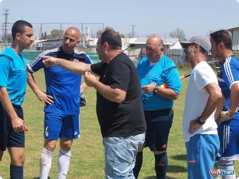 שמש (מספר 4) ואנשי מודיעין מתייעצים עם השופטים. אויל מול לוד הוא ישחק כחלוץ (אלון יהודיוף)