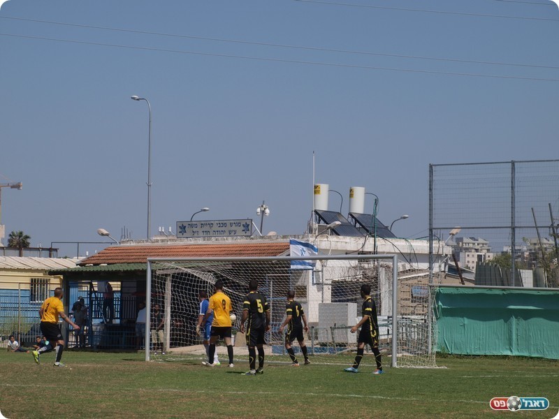 למרות התוצאה מדובר בשער יפה. עדני (מספר 3) כובש (אלון יהודיוף)