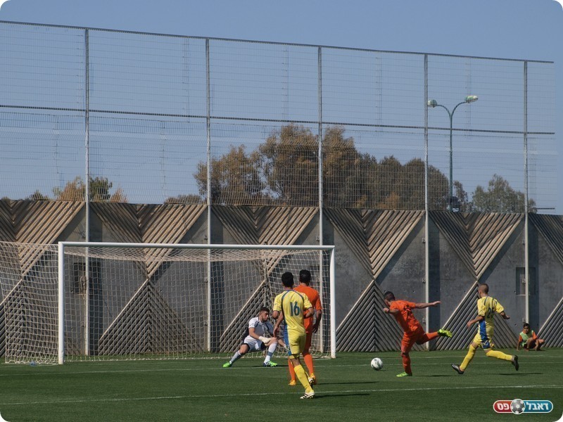 בקול תרועה רמה. תרועה מכניע את פישמן (אלון יהודיוף)