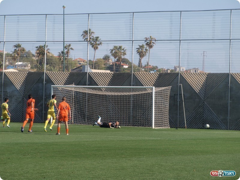 הכדור של אפריאט (12 בצהוב משמאל) חומק החוצה (אלון יהודיוף)