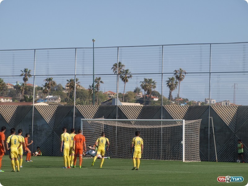 ככה בועטים פנדל. לוי כובש (אלון יהודיוף)