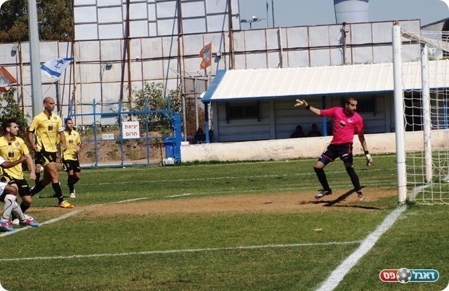 הראשון ברשת. פאר רואה נכנע לכדור של דוס סנטוס. 