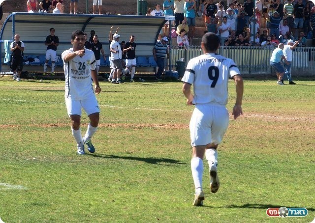 "אתה מסרת לי". ומצביע על כהן שבישל. 