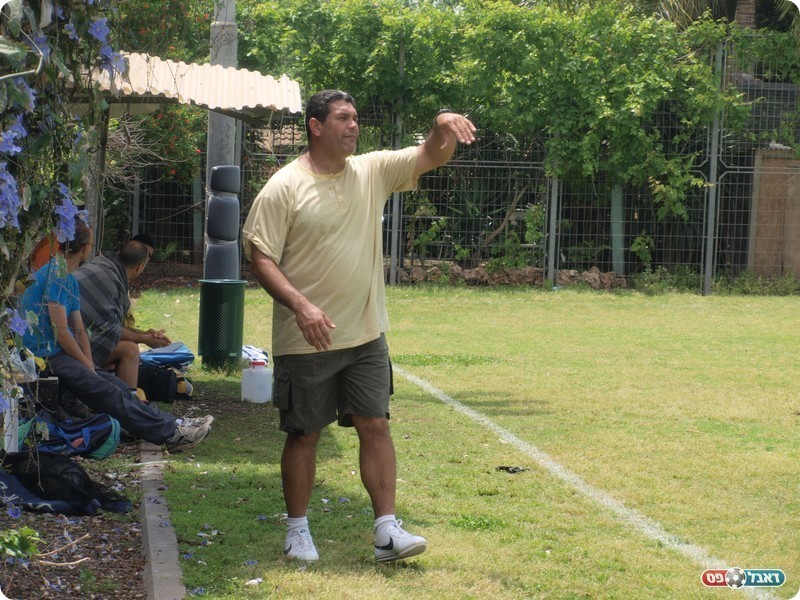 פוגש את קבוצתו לשעבר. אלי כהן (אלון יהודיוף)