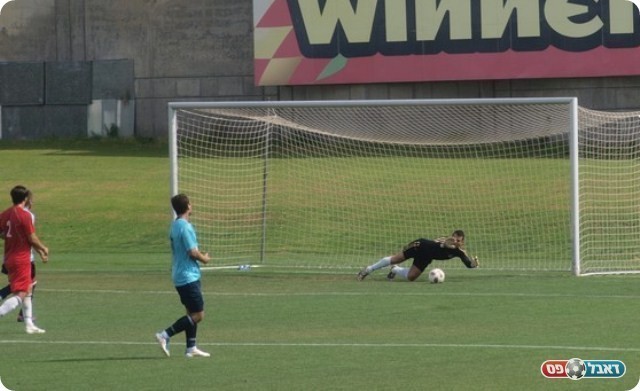 לא דגדג אותו. עמאר עוצר את הכדור של אבינו.