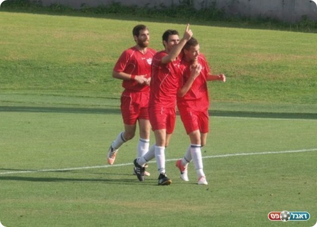 וחוגג עם החברים.