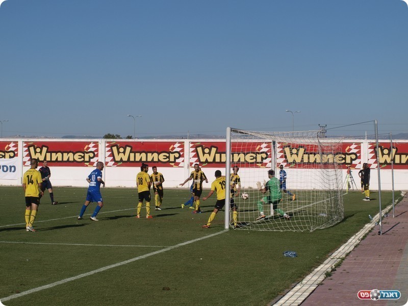 עבר או לא עבר? רז הודף את הכדור (אלון יהודיוף)