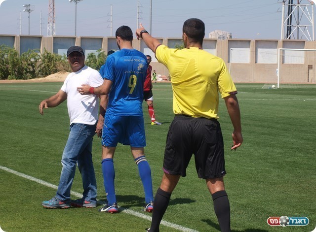 המשחק התחמם מעט. קינן מרגיע את מסעוד. 